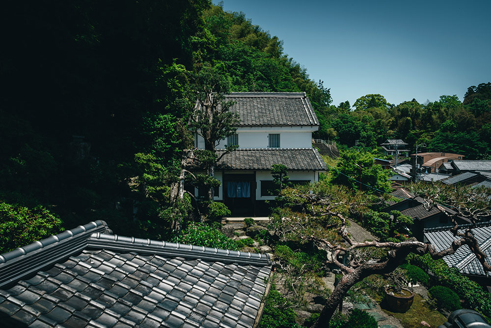 主屋の向かいにあり、展示を行っている蔵