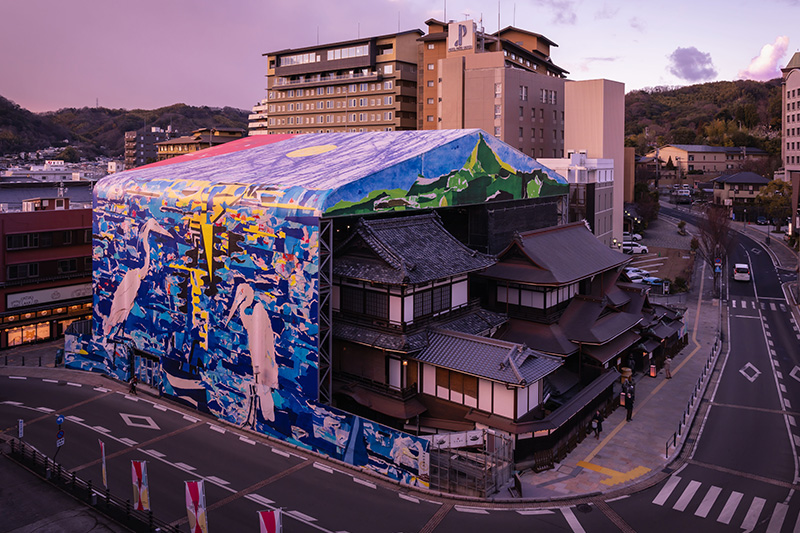 今しか見られない。今も利用できる道後温泉本館。