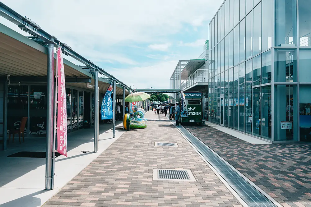 道の駅ふたみに並ぶさまざまなお店