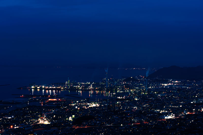 製紙工場と街の明かり。具定展望台からの夜景。