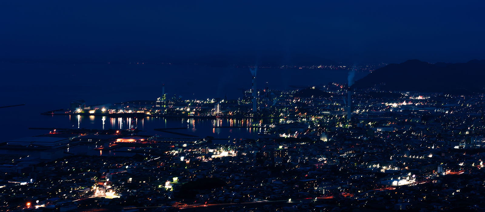 製紙工場と街の明かり。具定展望台からの夜景。