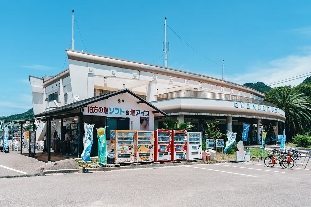 外の売店では塩ソフトクリームを販売している