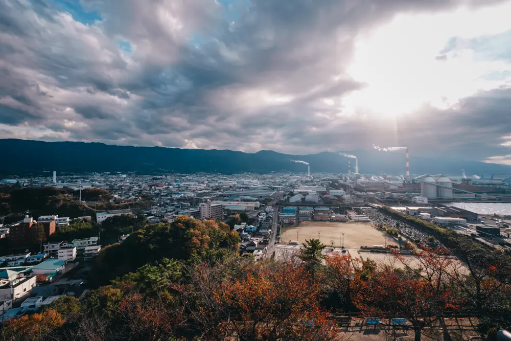 遠くには法皇山脈が見える