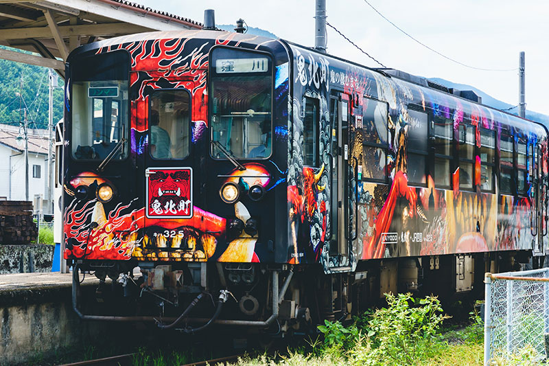 鬼の町づくり その3 予土線観光列車「鬼列車」。