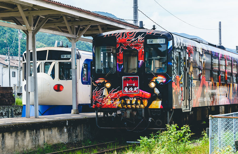 鬼の町づくり その3 予土線観光列車「鬼列車」。