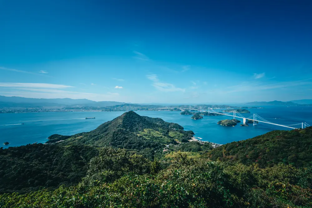 3来島海峡大橋など、人工物と自然が織りなす風景