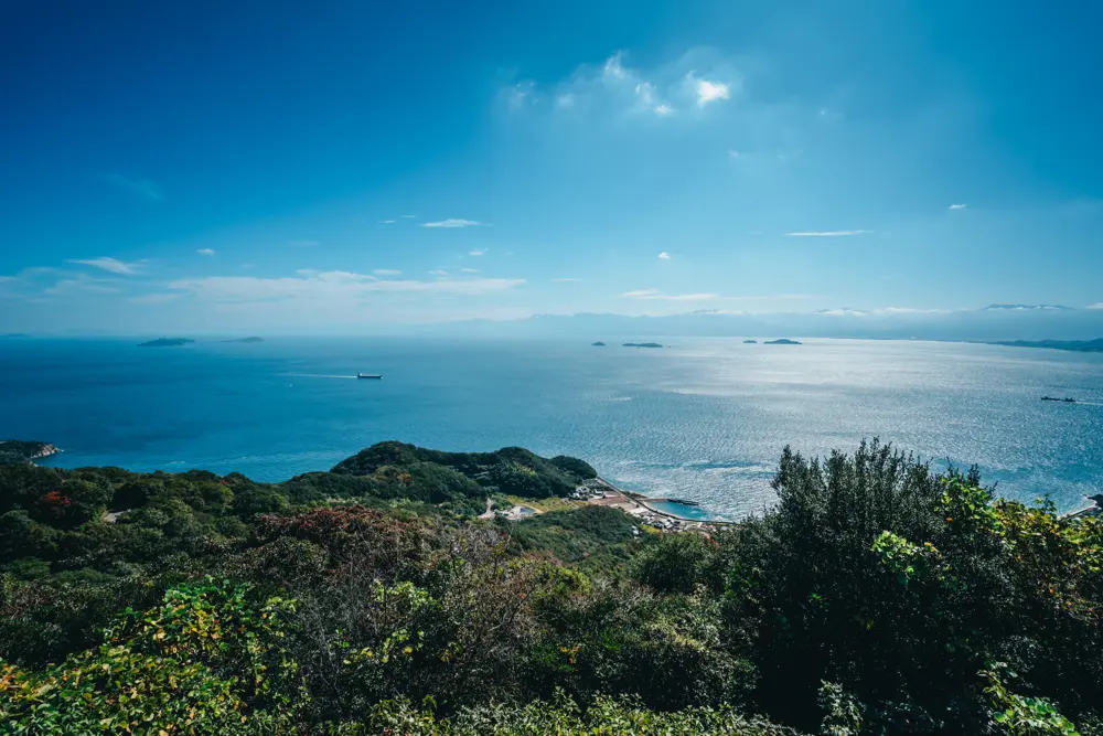 かすかに見える愛媛県の山々