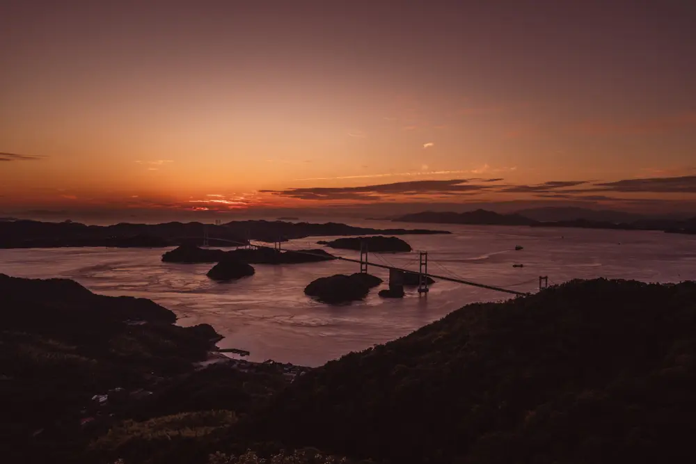 夕方が沈み、夜へと向かうしまなみ海道