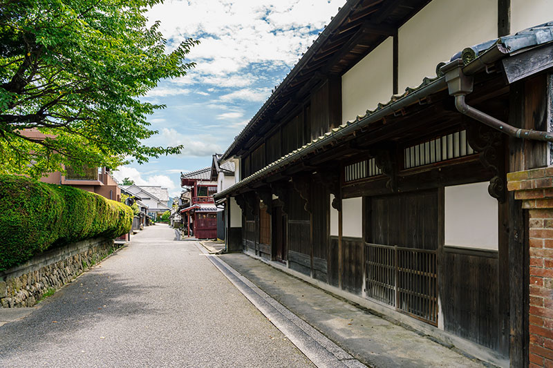 当時の様子をそのままに。時代を感じる卯之町の町並み。