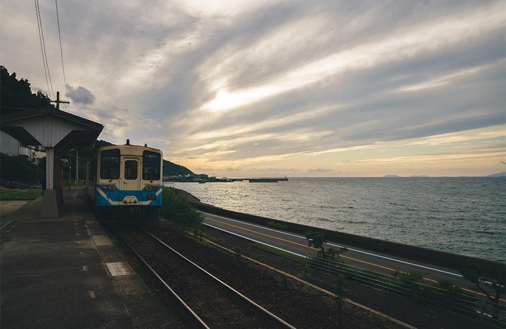夕暮れの下灘駅