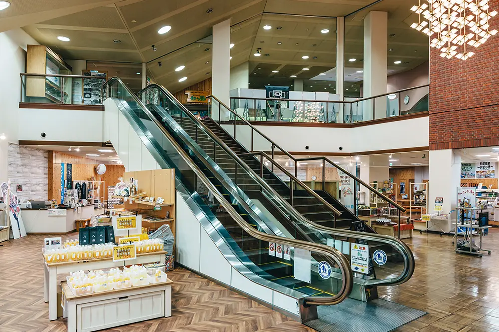 マイントピア別子　さまざまなお店のある本館