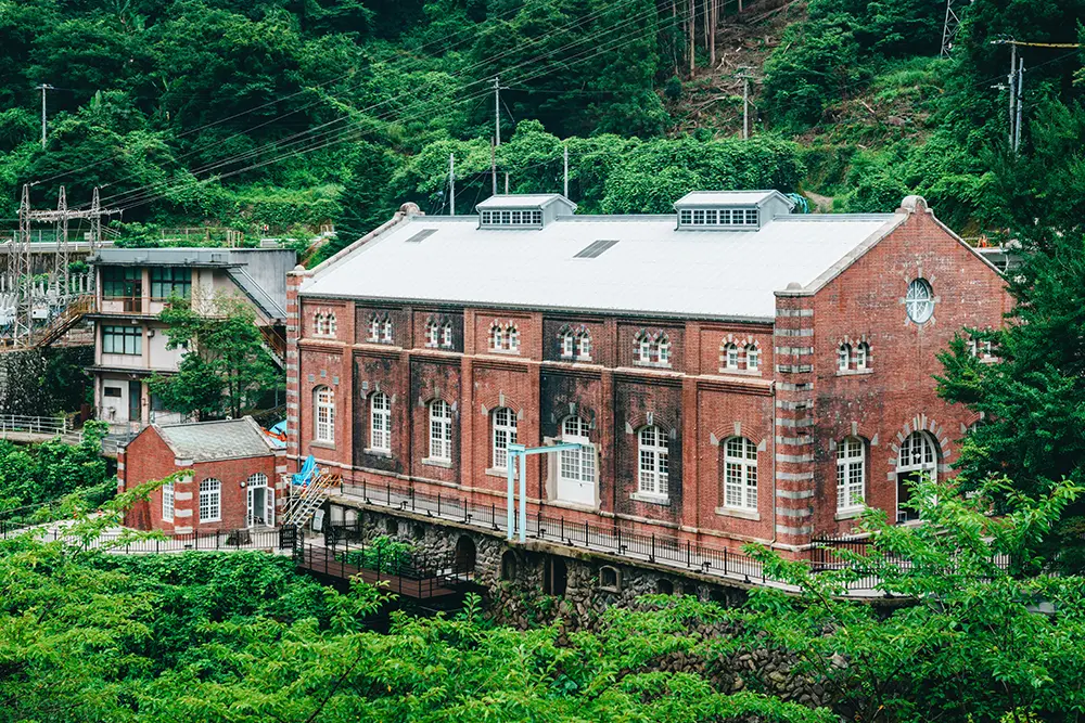 意匠が凝らされた旧端出場水力発電所の外観