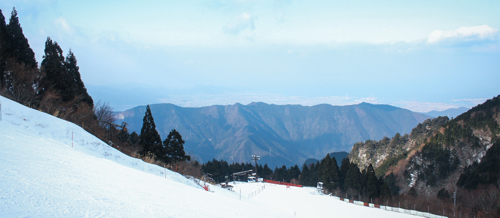 石鎚スキー場から見える壮大な山々と西条の町並み
