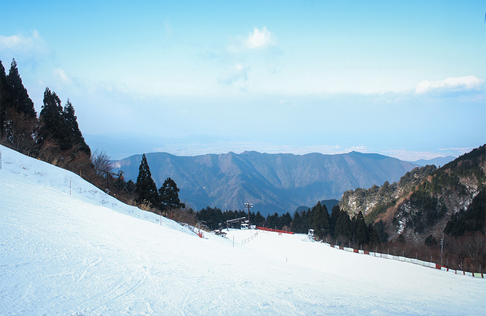 石鎚スキー場から見える壮大な山々と西条の町並み